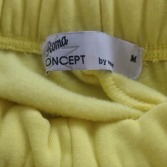 Gorgeous yellow sweat suit set in new condition size medium - Picture 5 of 8
